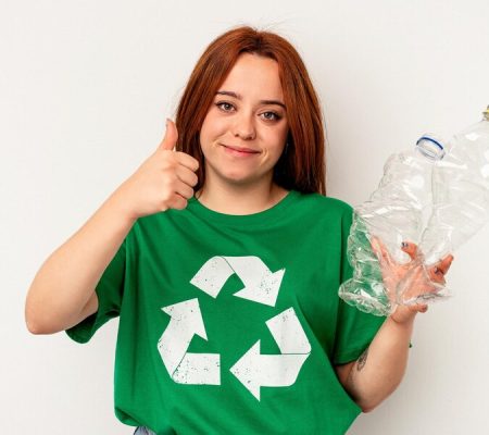 jovem-mulher-caucasiana-plastico-reciclado-isolado-no-fundo-branco_1187-213414